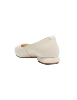 CASSIE FLAT