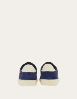 LOW TOP SNEAKER WITH SIGNATURE