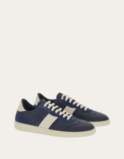 LOW TOP SNEAKER WITH SIGNATURE