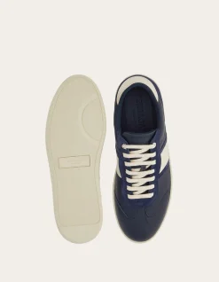 LOW TOP SNEAKER WITH SIGNATURE