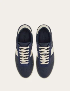 LOW TOP SNEAKER WITH SIGNATURE