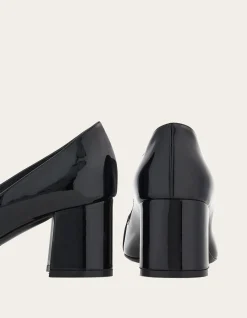 PUMP SHOE WITH GANCINI ORNAMENT
