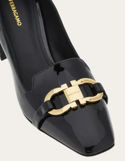 PUMP SHOE WITH GANCINI ORNAMENT
