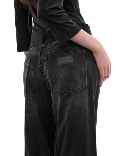 STRAIGHT LEG JEANS