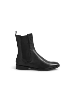 Wanderer Sleek Leather Chelsea Boots